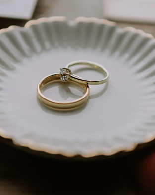 Herren Gelbgoldring und Frauen Weissgoldring mit Brillant in einer runden Schale liegend