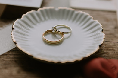 Herren Gelbgoldring und Frauen Weissgoldring mit Brillant in einer runden Schale liegend